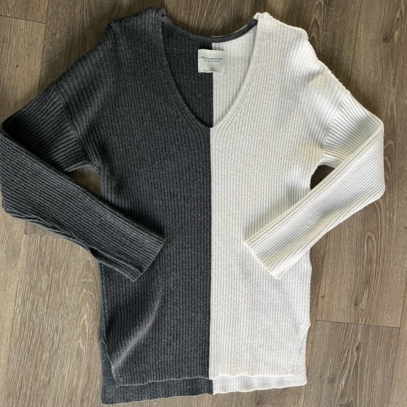 A&F Women’s Color Splice V-Neck Sweater - NWOT - Picture 10 of 10